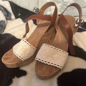 Platforms shoes that are comfortable size 8.